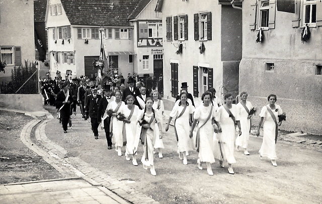 Archiv Heimatverein Oeffingen - Fahnendamen Radfahrverein 1923